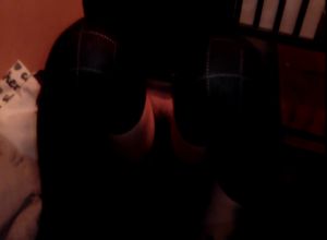 В баре на стол мохнаткой уселась и обписалась